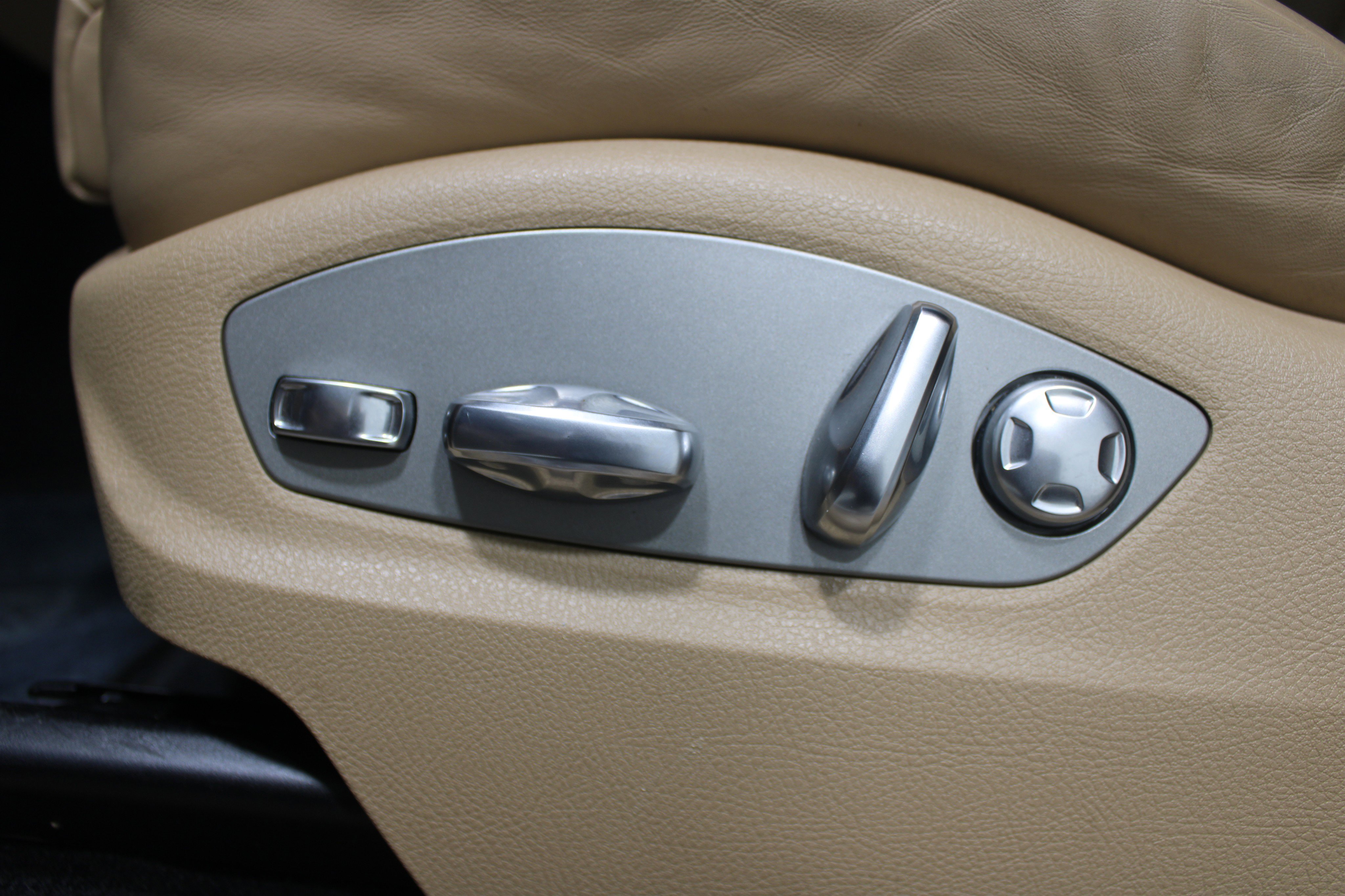 Used 2024 Porsche Macan Turbo image 4