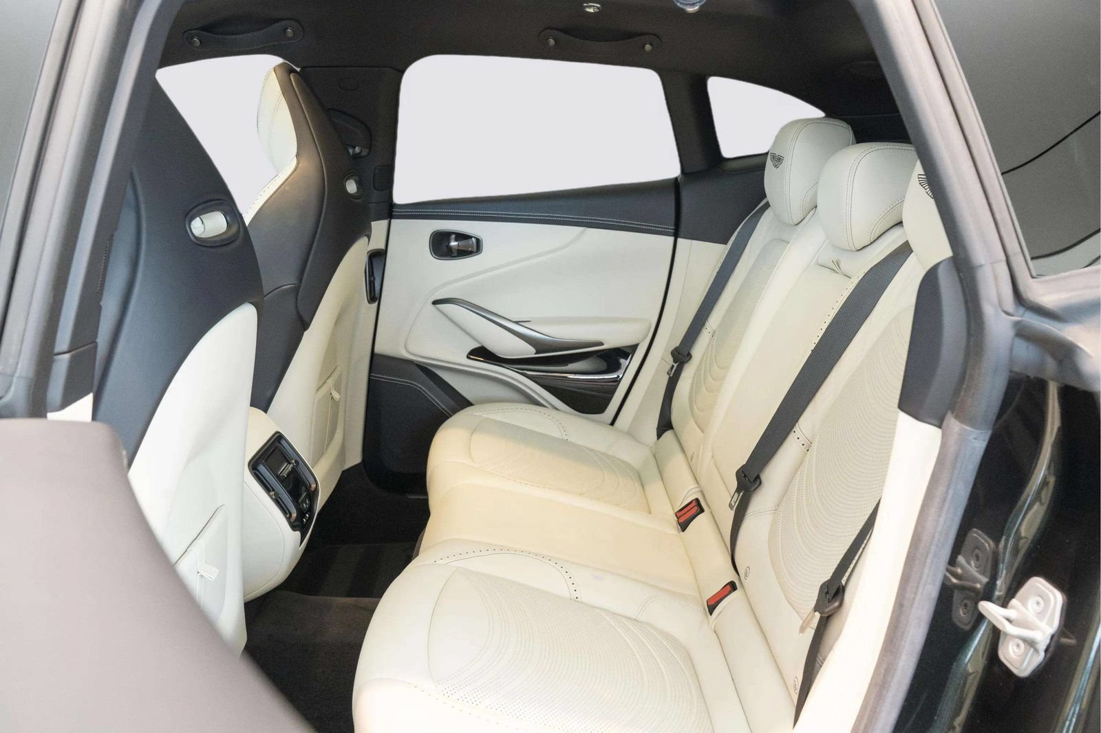 Used 2024 Aston Martin DBX AWD/4WD image 47