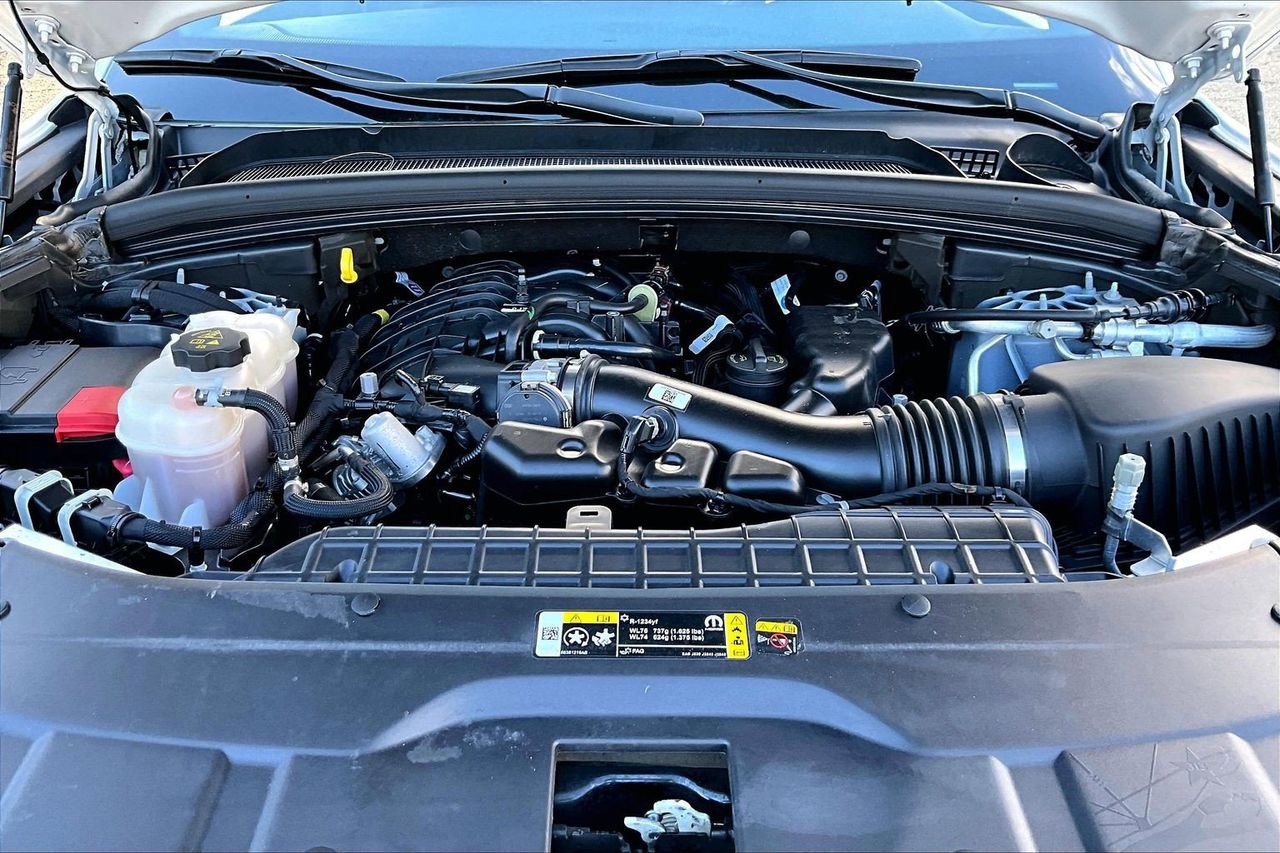 Certified 2025 Jeep Grand Cherokee Altitude AWD/4WD image 35