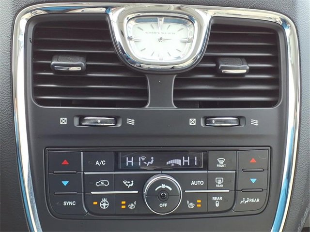 Used 2016 Chrysler Town & Country Touring w/ Driver Convenience Group image 18