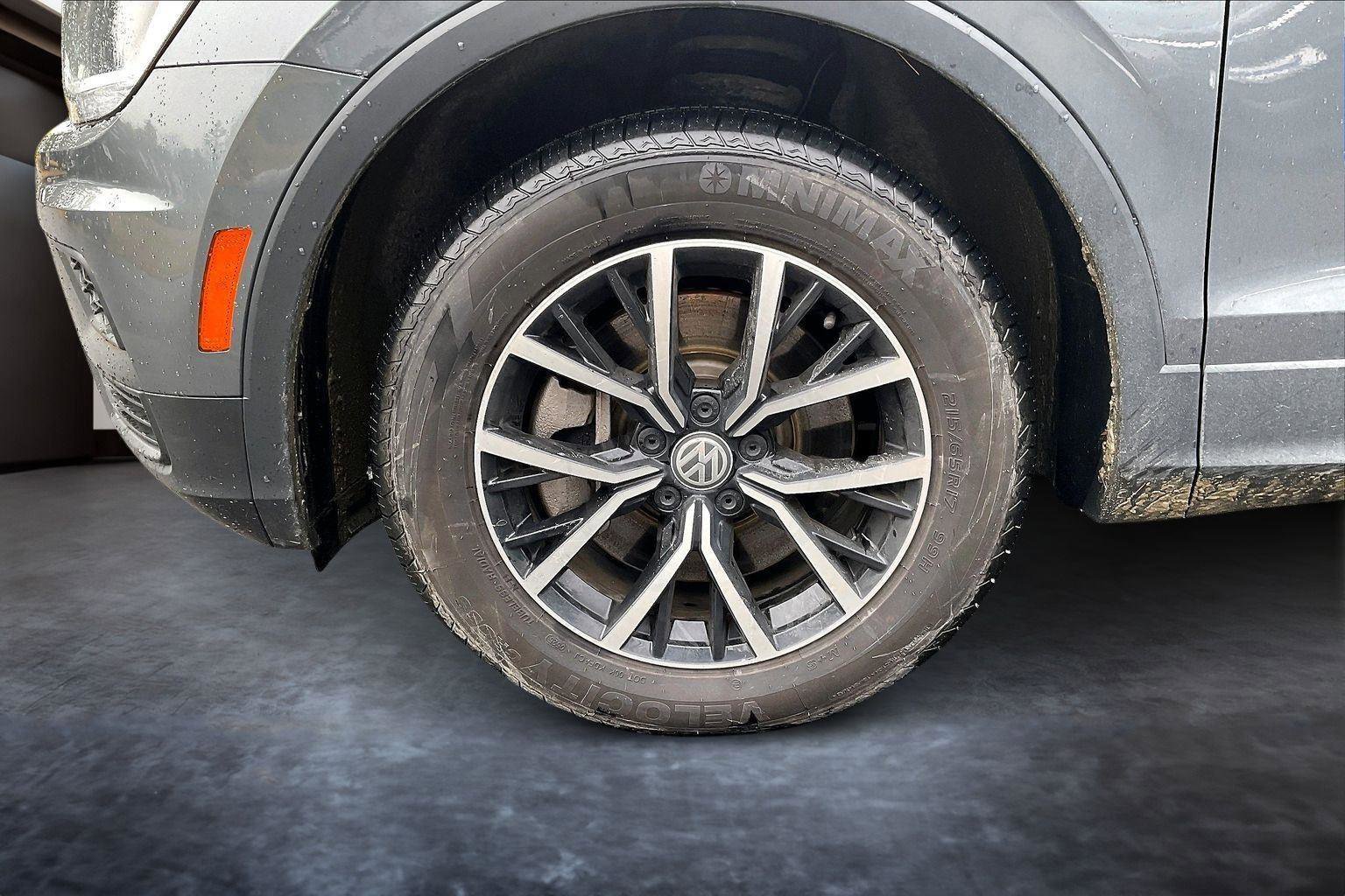 Used 2021 Volkswagen Tiguan SE w/ Panoramic Sunroof Package image 8