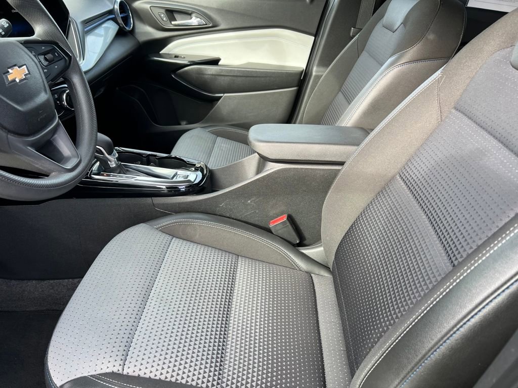 Used 2025 Chevrolet Trax LT image 9