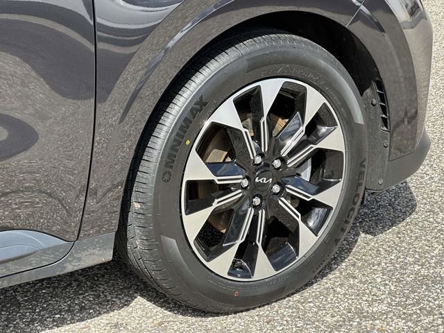 Used 2024 Kia Carnival EX image 30