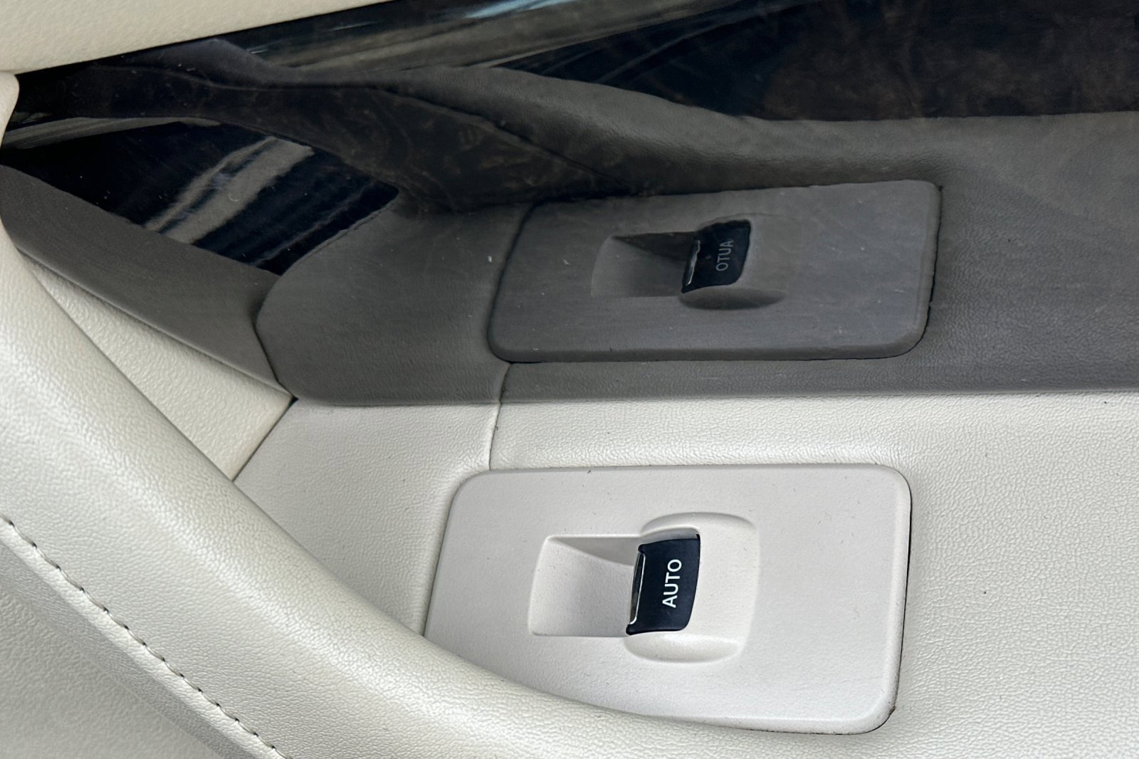 Used 2014 Lincoln MKS w/ Equipment Group 101A image 21