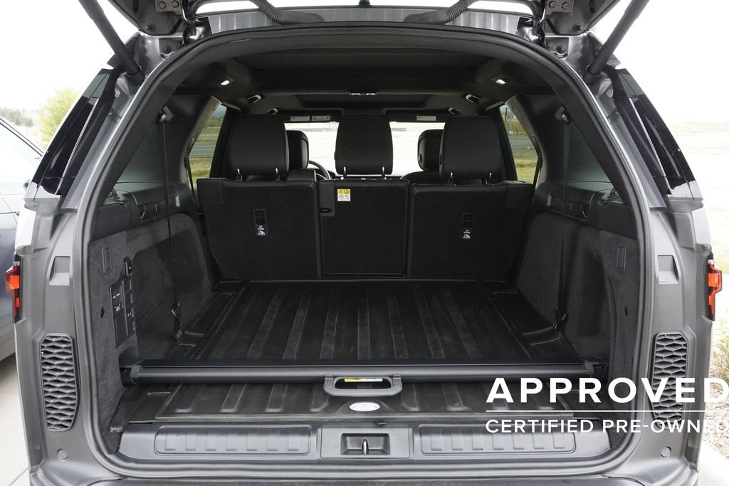 Used 2025 Land Rover Discovery S image 31
