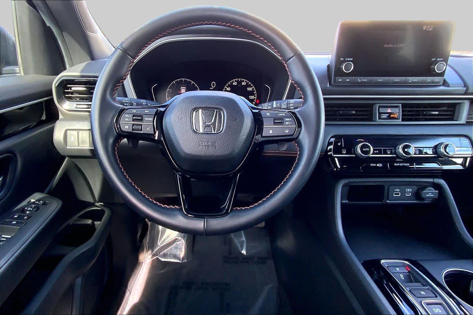 Used 2025 Honda Pilot Sport image 5