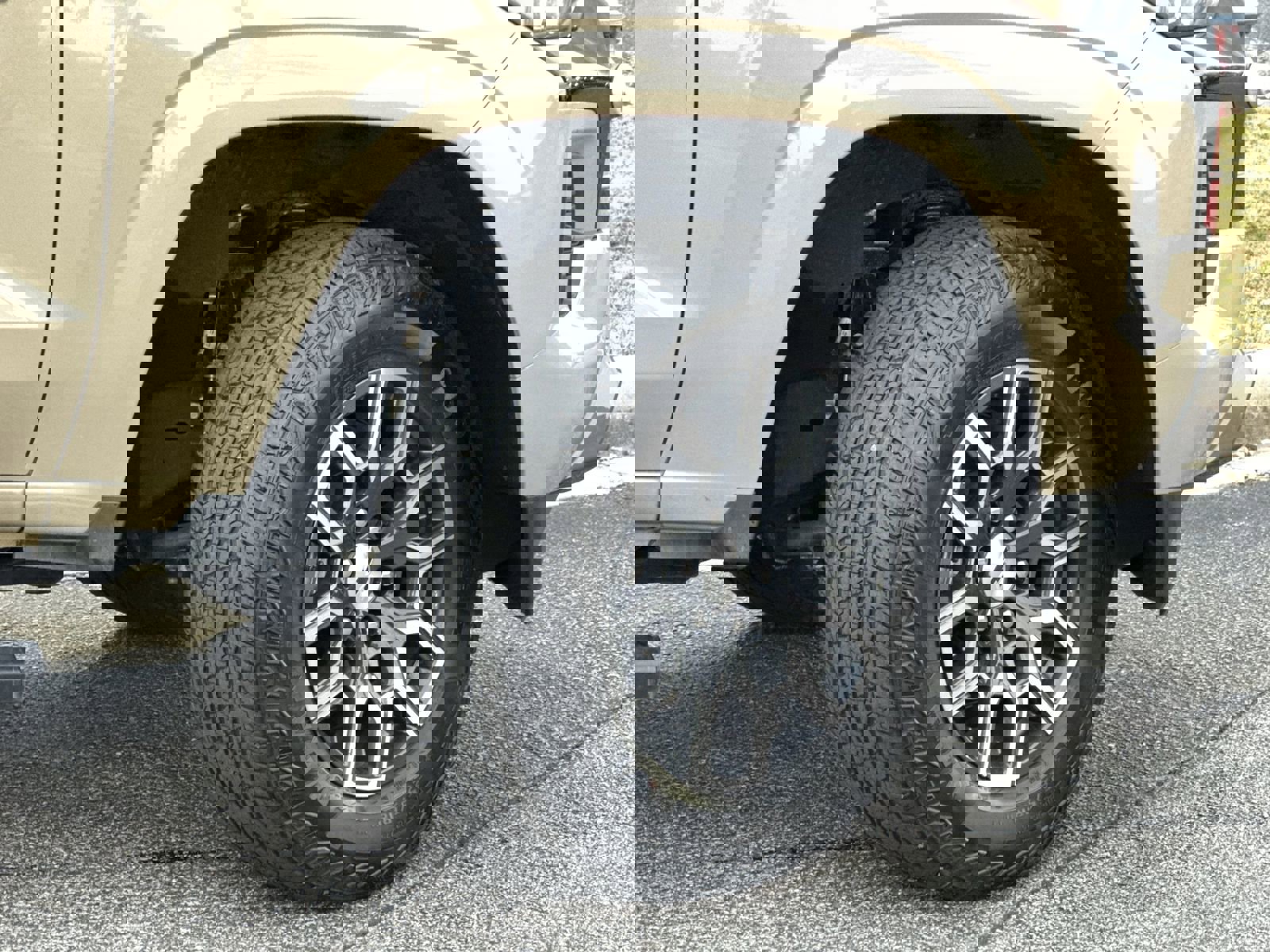 Used 2023 Chevrolet Colorado Z71 w/ Z71 Convenience Package 2 image 12