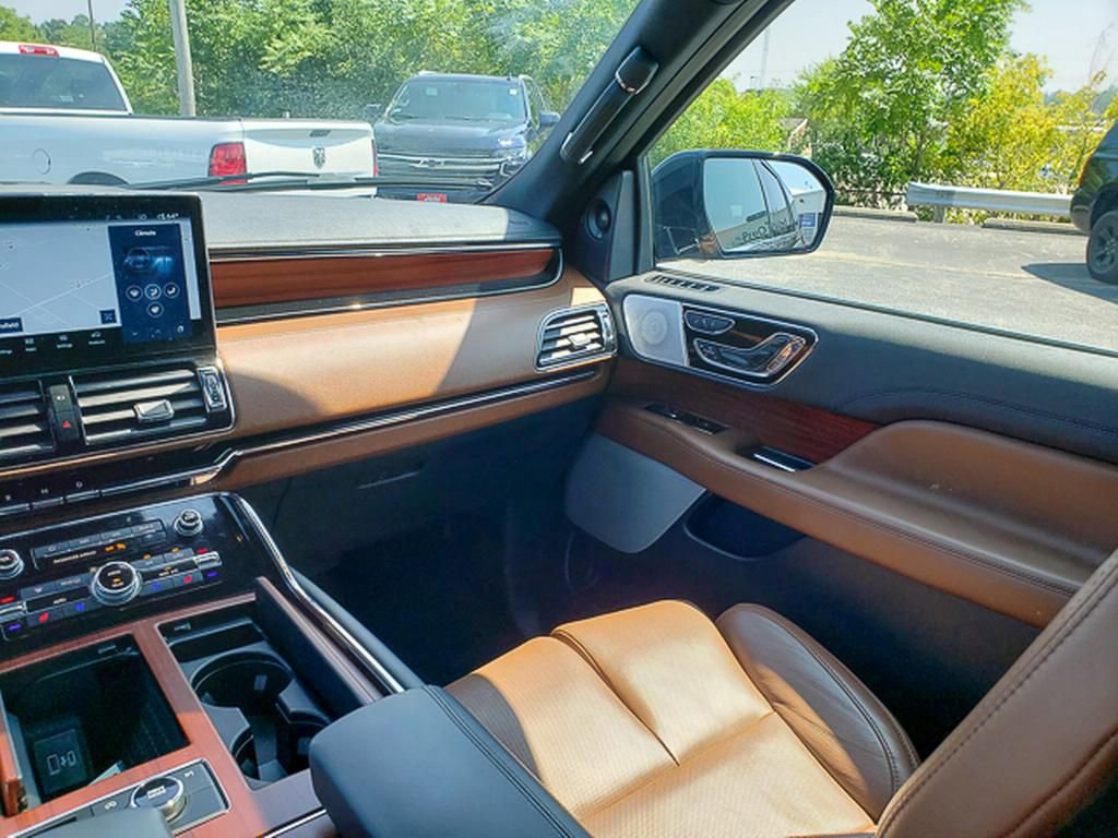 Used 2022 Lincoln Navigator Reserve image 25