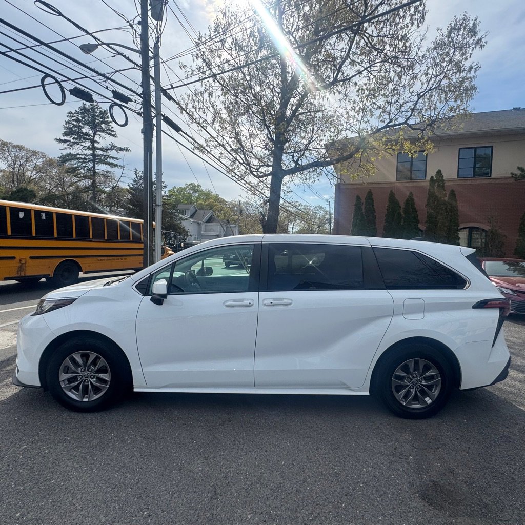 Used 2022 Toyota Sienna LE FWD image 2