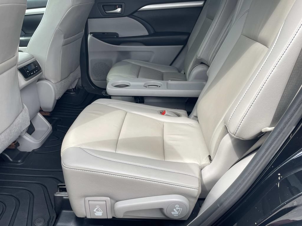Used 2019 Toyota Highlander XLE FWD image 13