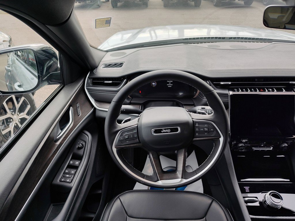 New 2025 Jeep Grand Cherokee Limited AWD/4WD image 17