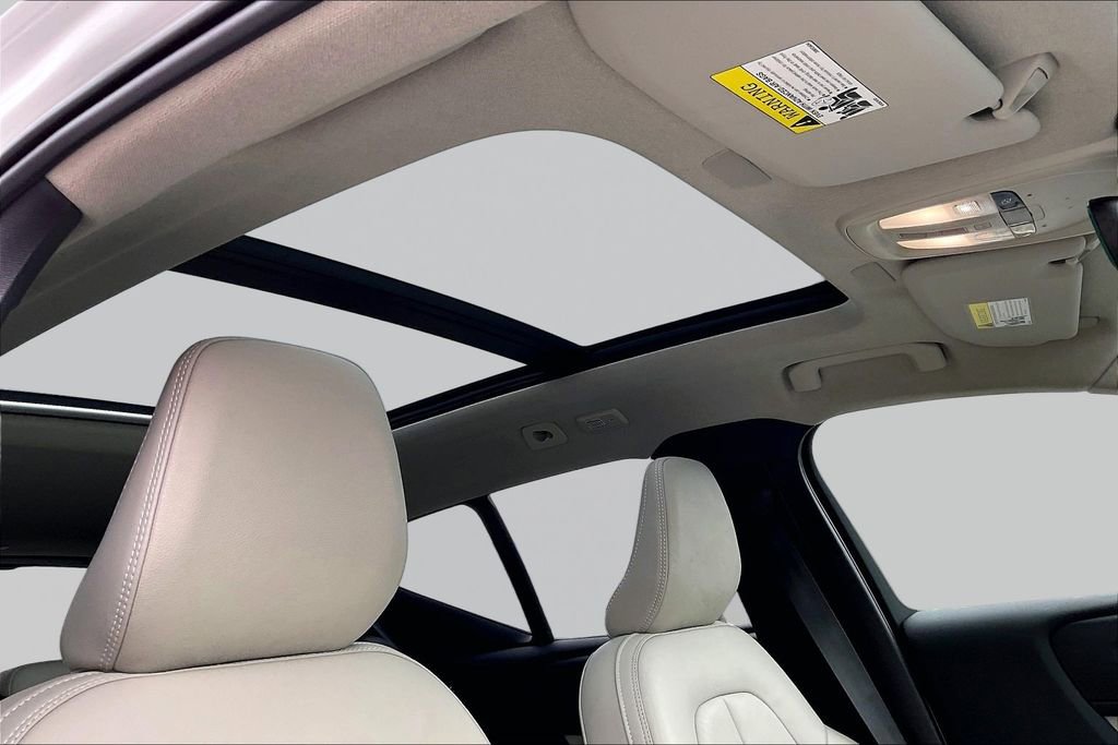 Certified 2023 Volvo XC40 B5 Plus w/ Climate Package image 27