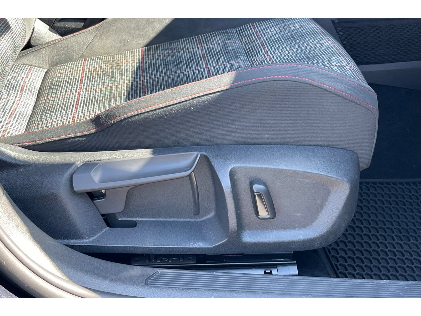 Used 2022 Volkswagen GTI SE FWD image 24