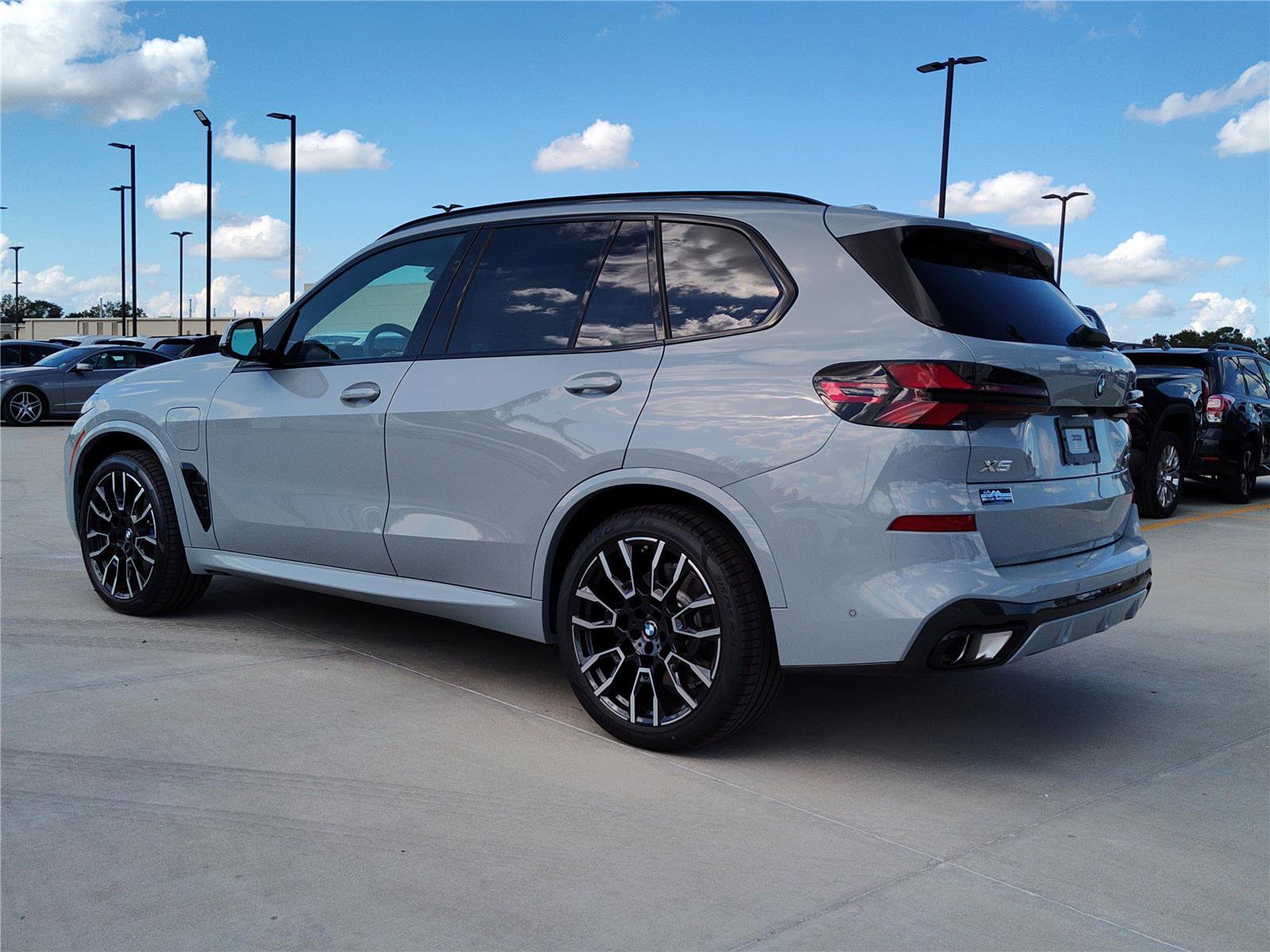 New 2026 BMW X5 xDrive50e w/ M Sport Package image 3
