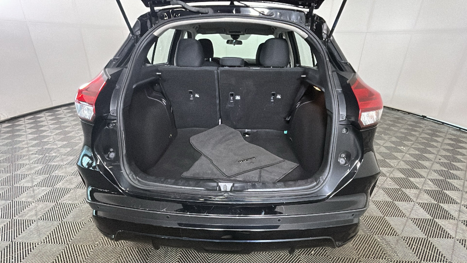 Used 2023 Nissan Kicks SV FWD image 32