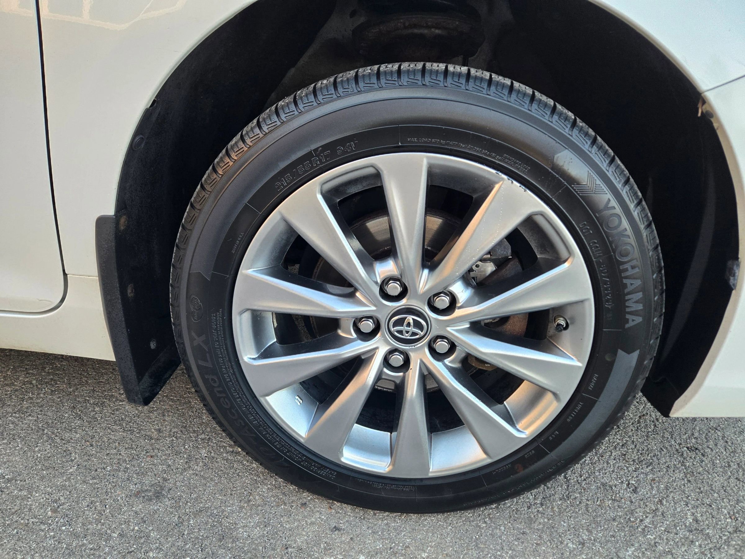 Used 2017 Toyota Camry XLE image 30