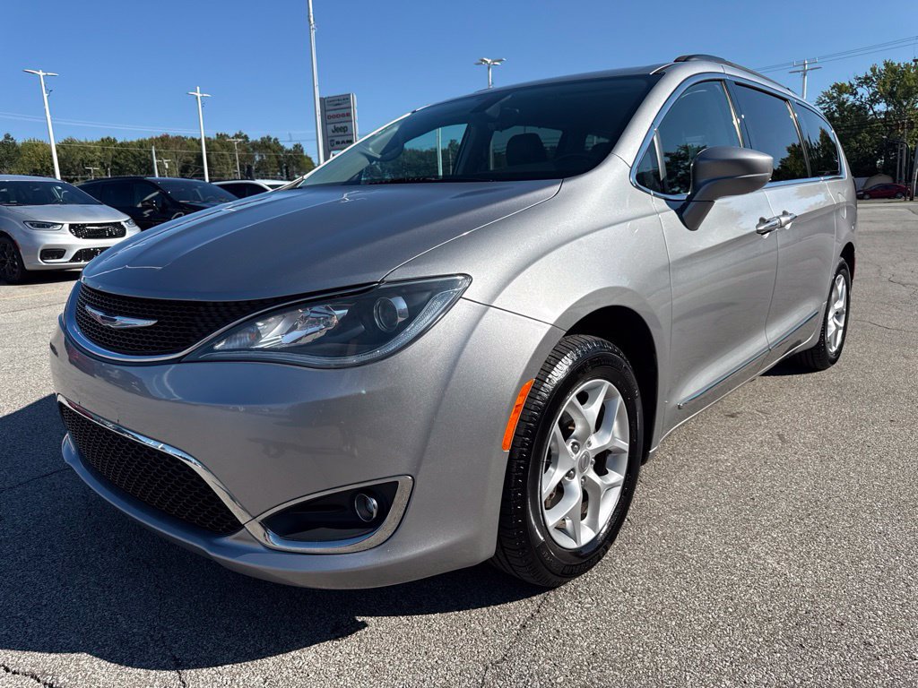 Used 2017 Chrysler Pacifica Touring-L w/ Tire & Wheel Group FWD image 15