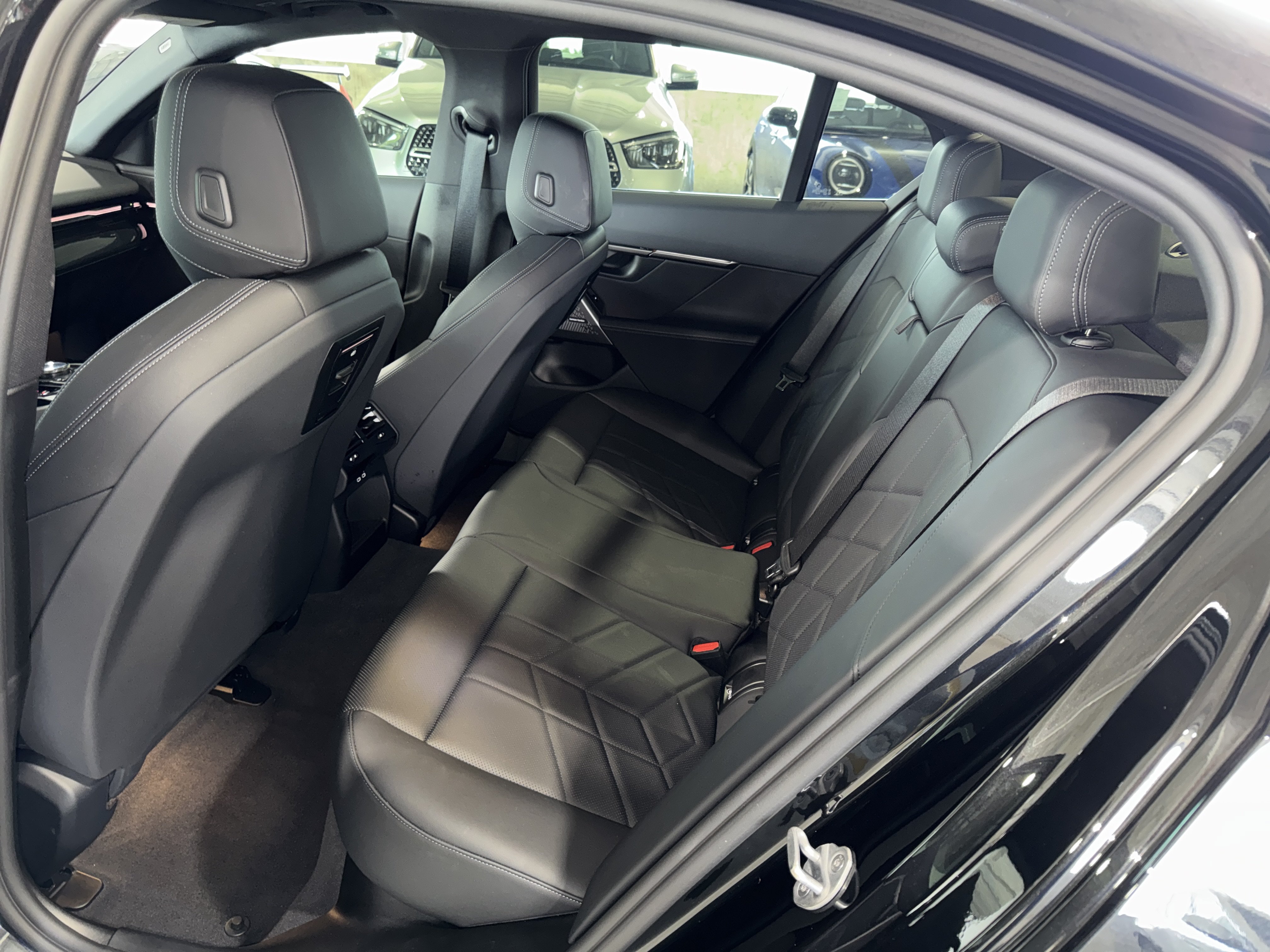 Used 2025 BMW 530i w/ M Sport Package RWD image 15