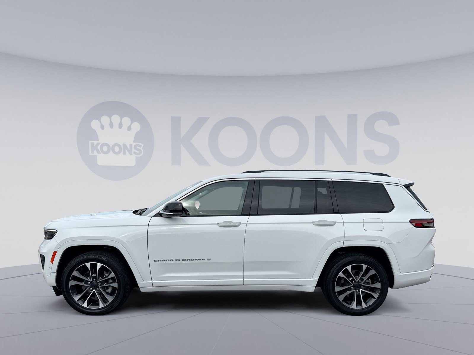 Used 2023 Jeep Grand Cherokee L Overland w/ Advanced Protech Group III image 2