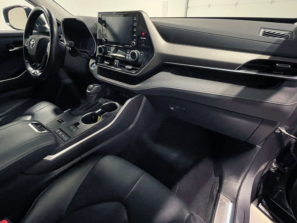 Used 2021 Toyota Highlander XLE image 30