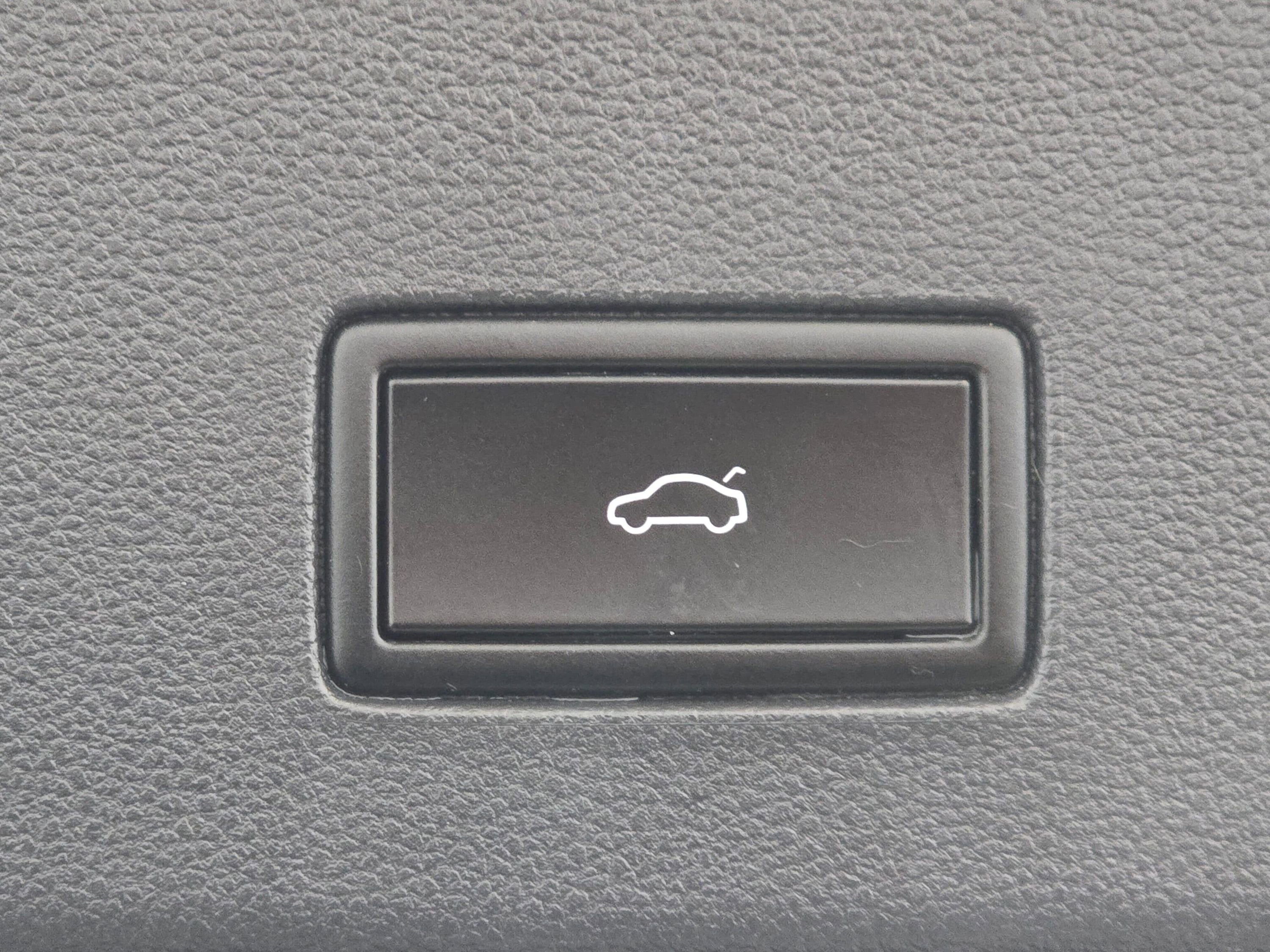 Used 2020 Volkswagen Atlas Cross Sport SEL image 22