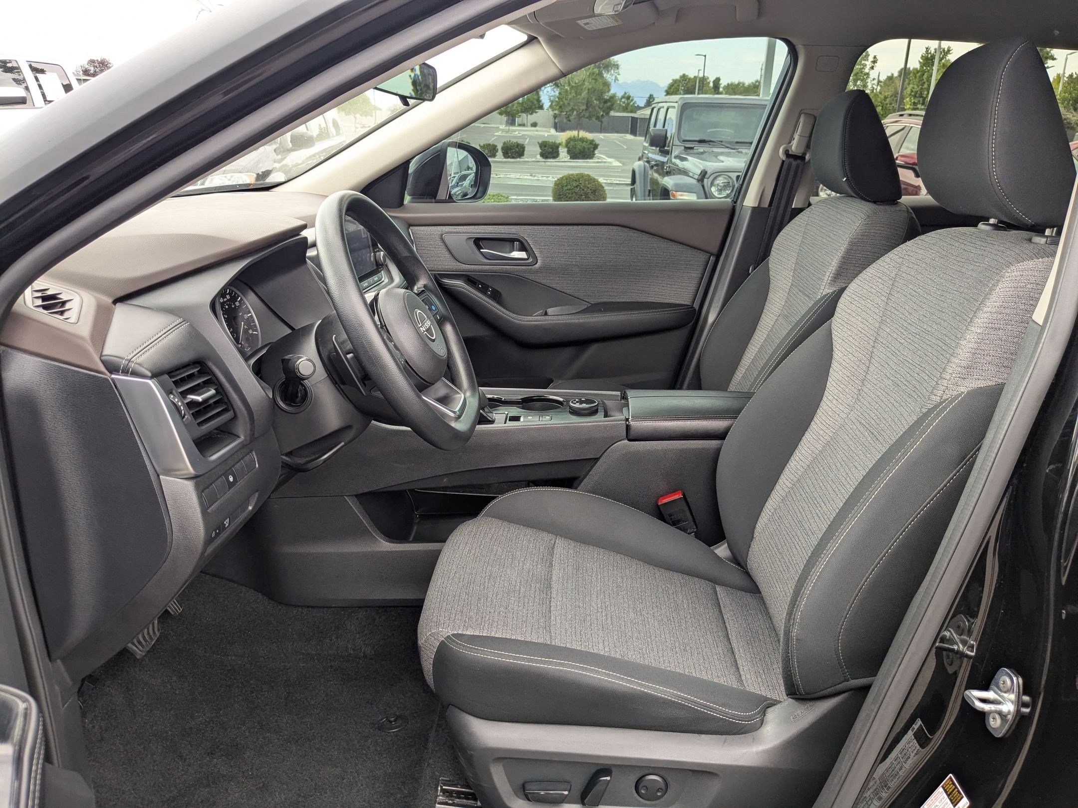 Used 2023 Nissan Rogue SV AWD/4WD image 17