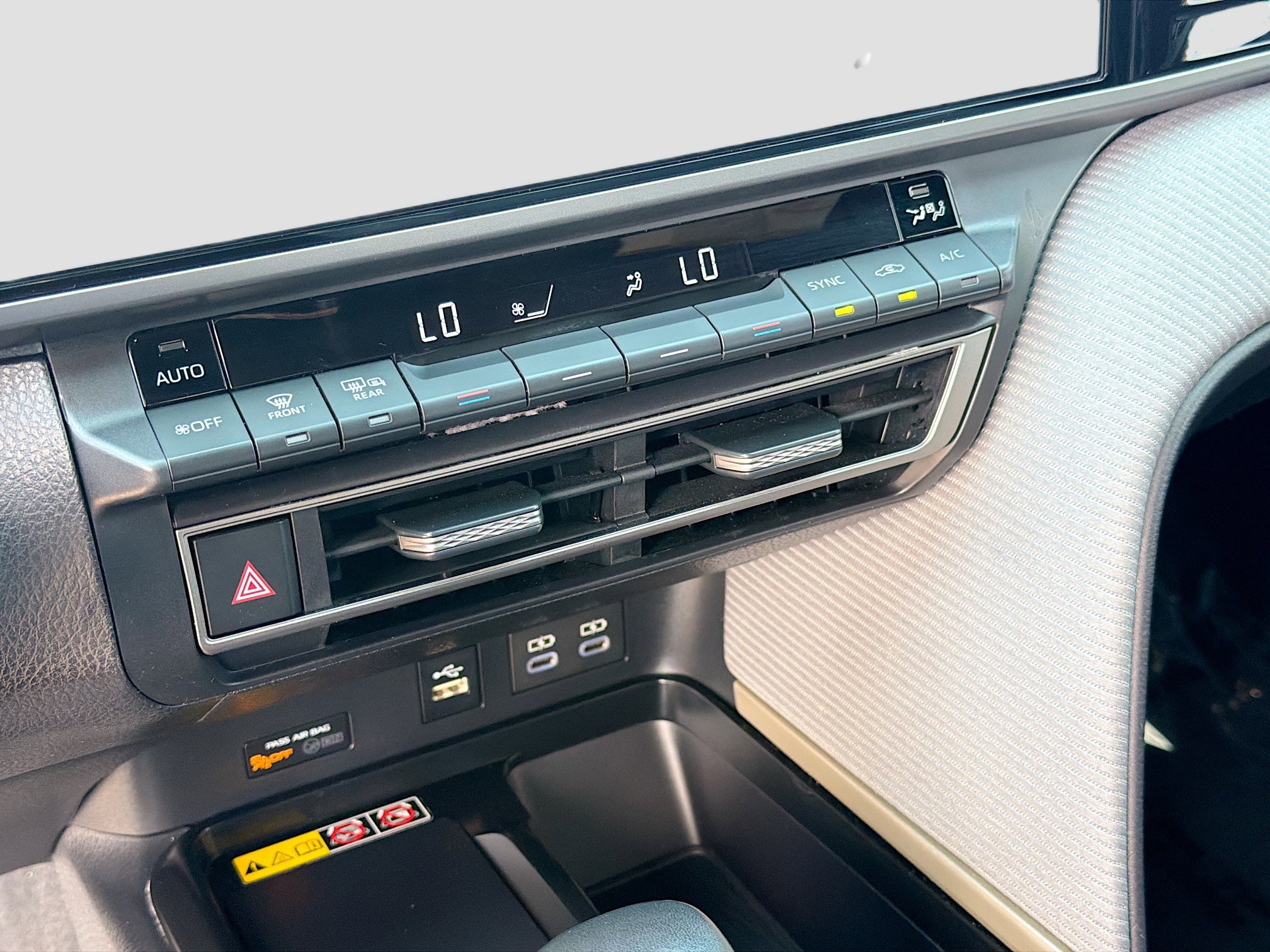 Used 2025 Toyota Camry SE w/ Multimedia Upgrade Package image 32