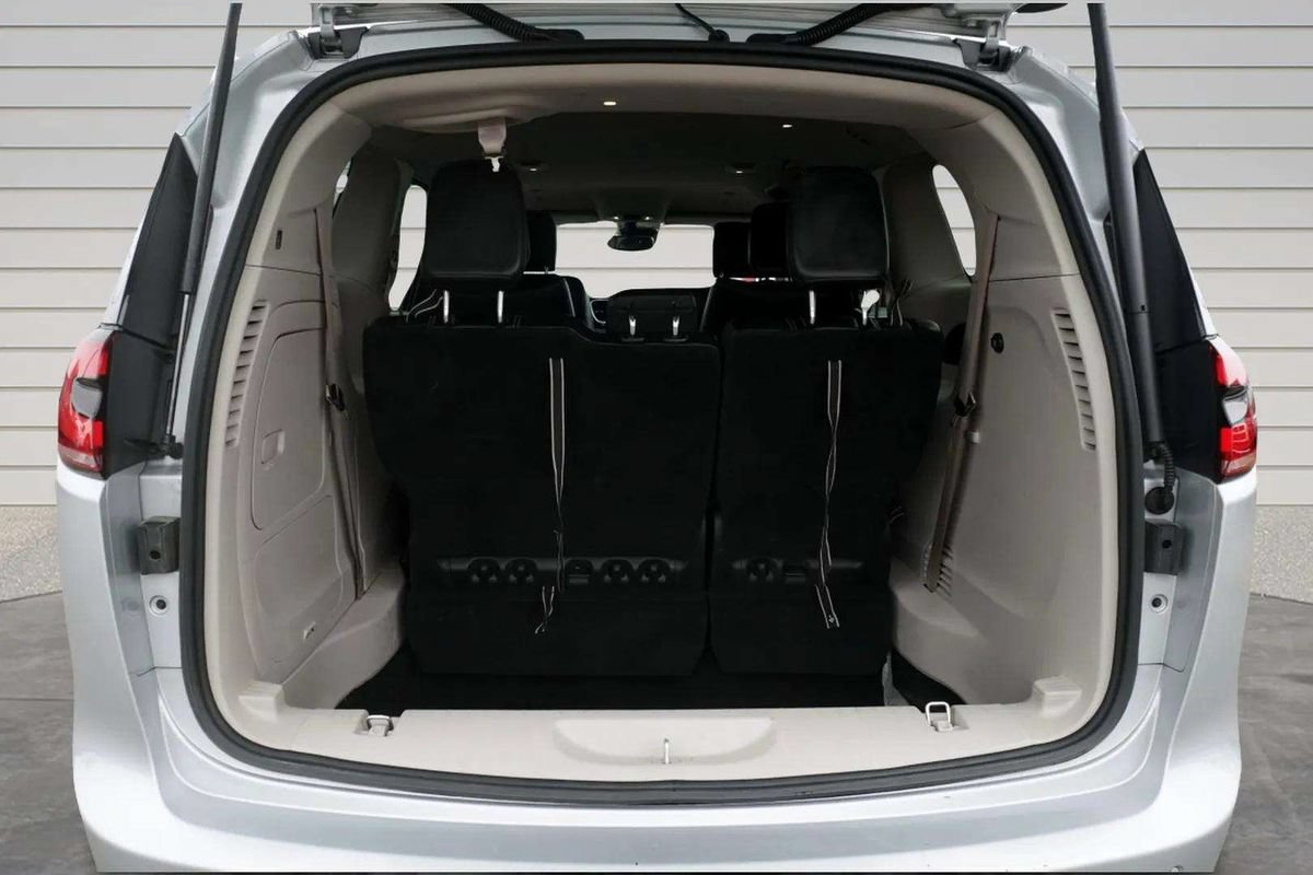 Used 2024 Chrysler Pacifica Limited FWD image 10