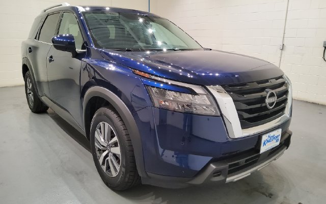Used 2025 Nissan Pathfinder SL FWD image 2
