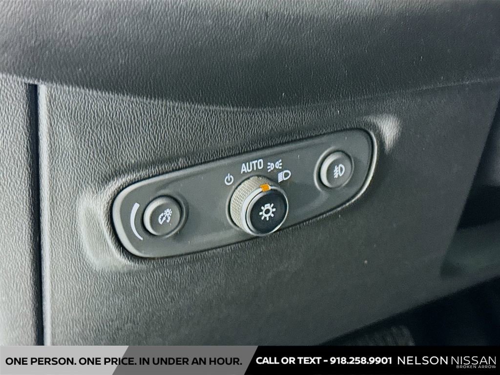 Used 2018 Chevrolet Equinox Premier FWD image 10