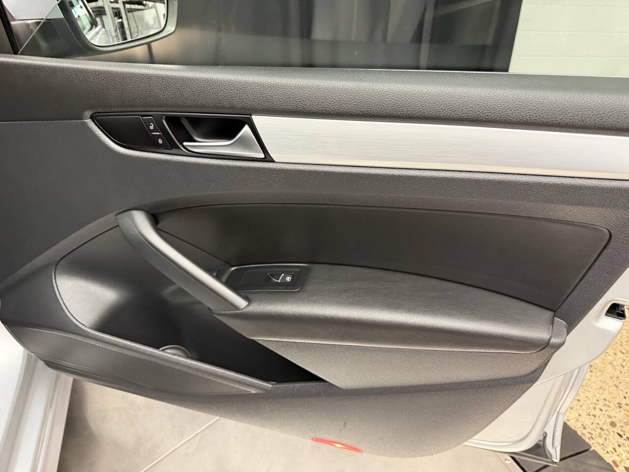 Used 2013 Volkswagen Passat 2.5 SE FWD image 24
