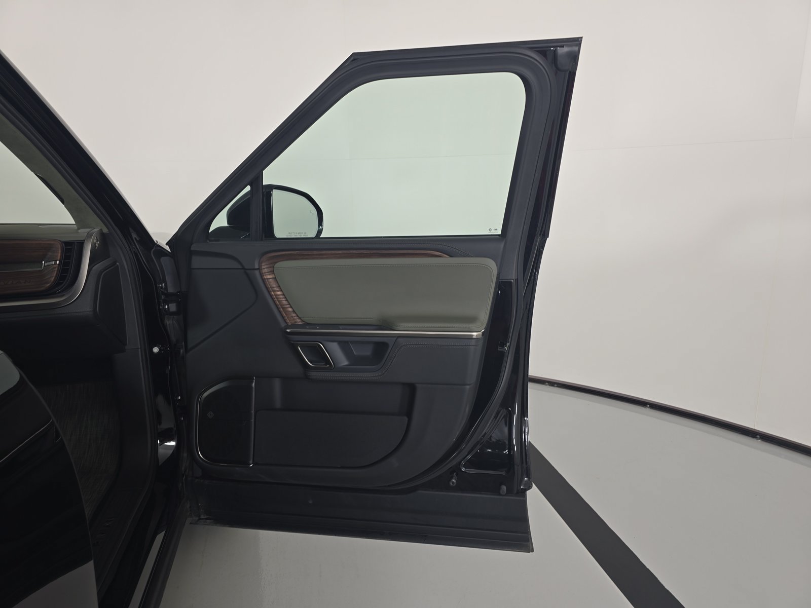 Used 2024 Rivian R1T Adventure Dual AWD/4WD image 18