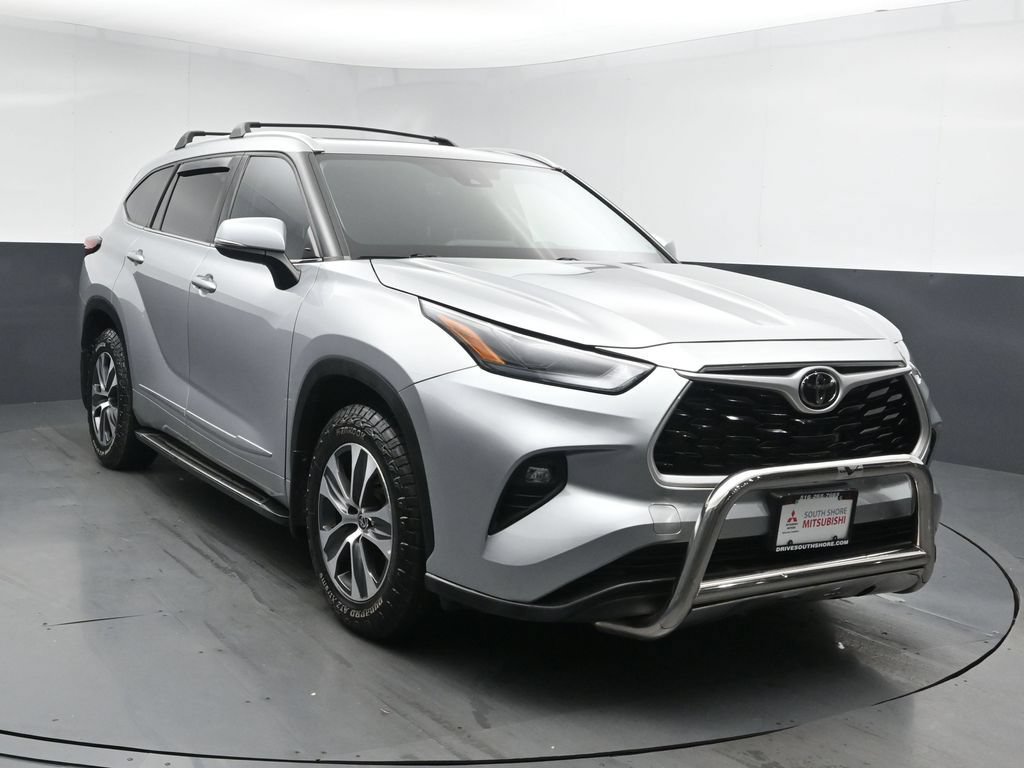 Used 2022 Toyota Highlander XLE AWD/4WD image 2