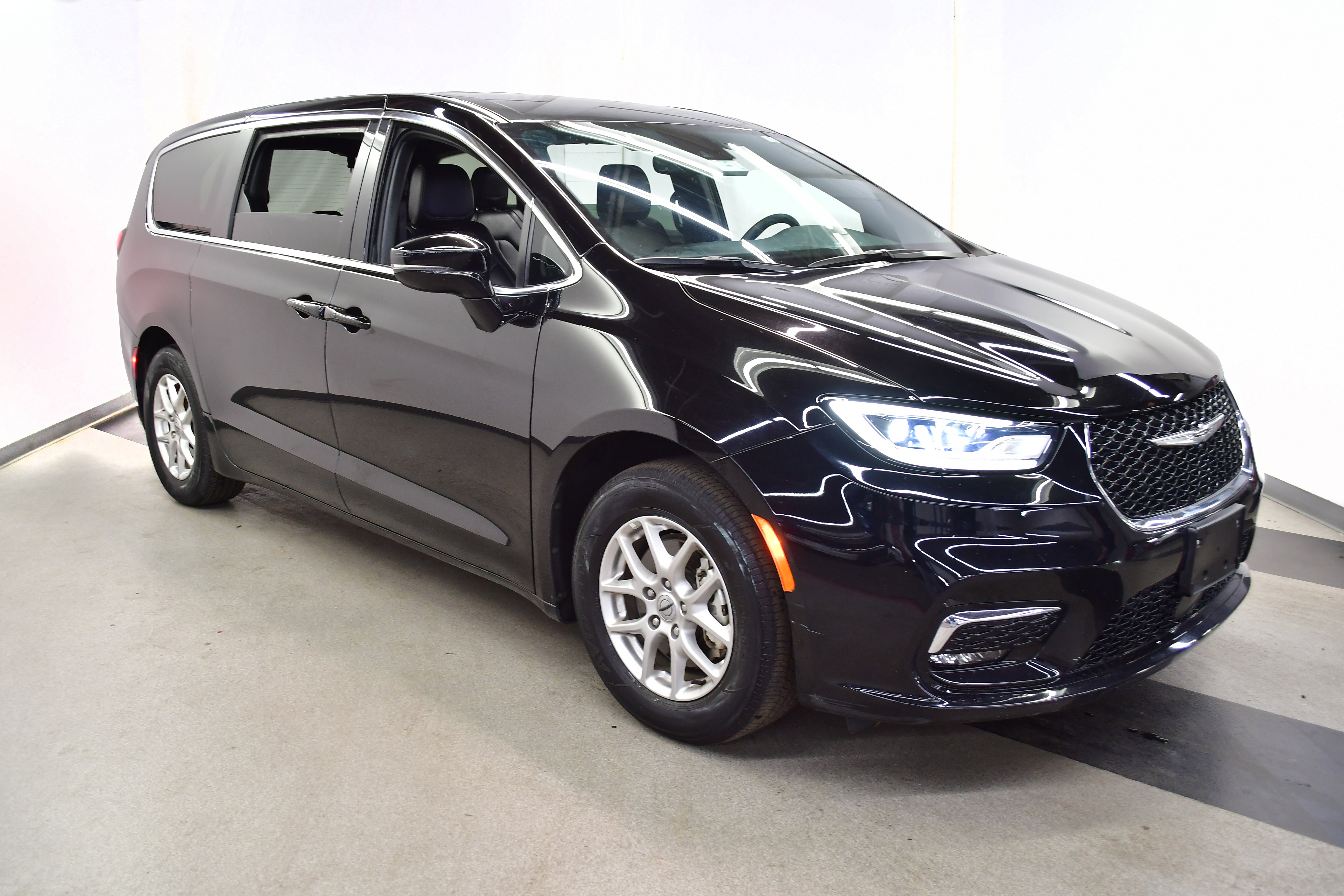 Used 2025 Chrysler Pacifica Select FWD image 5