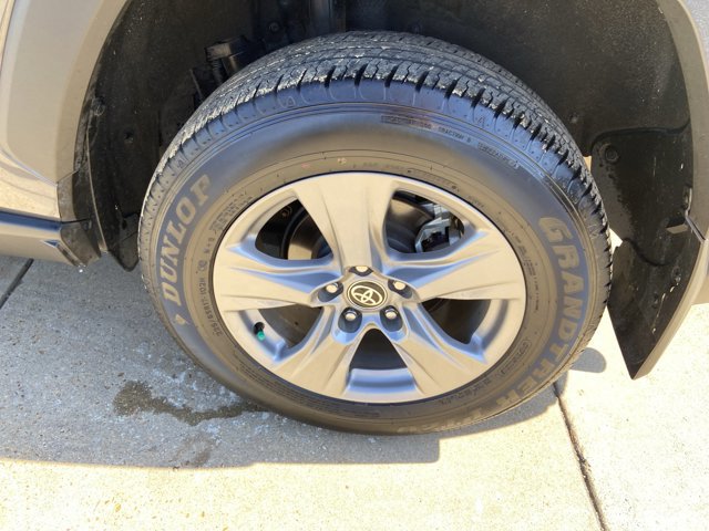 Used 2024 Toyota RAV4 XLE FWD image 30