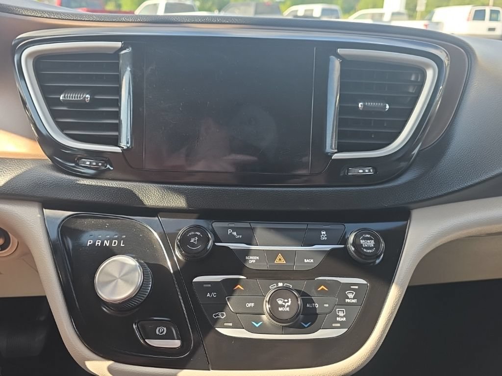 Used 2017 Chrysler Pacifica Touring-L FWD image 28
