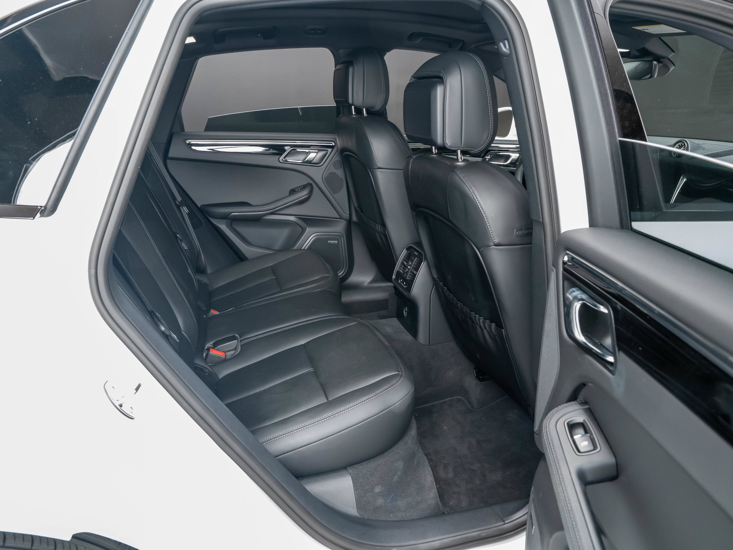 Certified 2026 Porsche Macan AWD/4WD image 36