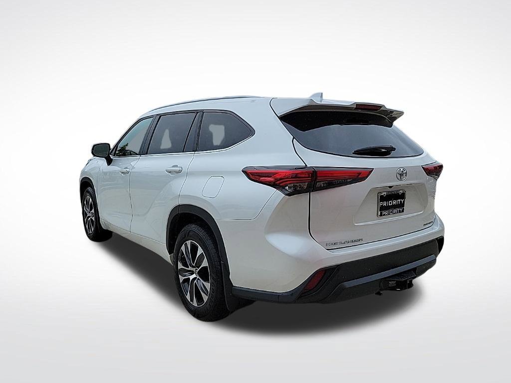 Used 2023 Toyota Highlander XLE AWD/4WD image 3
