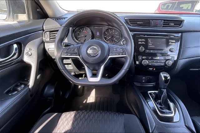 Used 2017 Nissan Rogue SV AWD/4WD image 4
