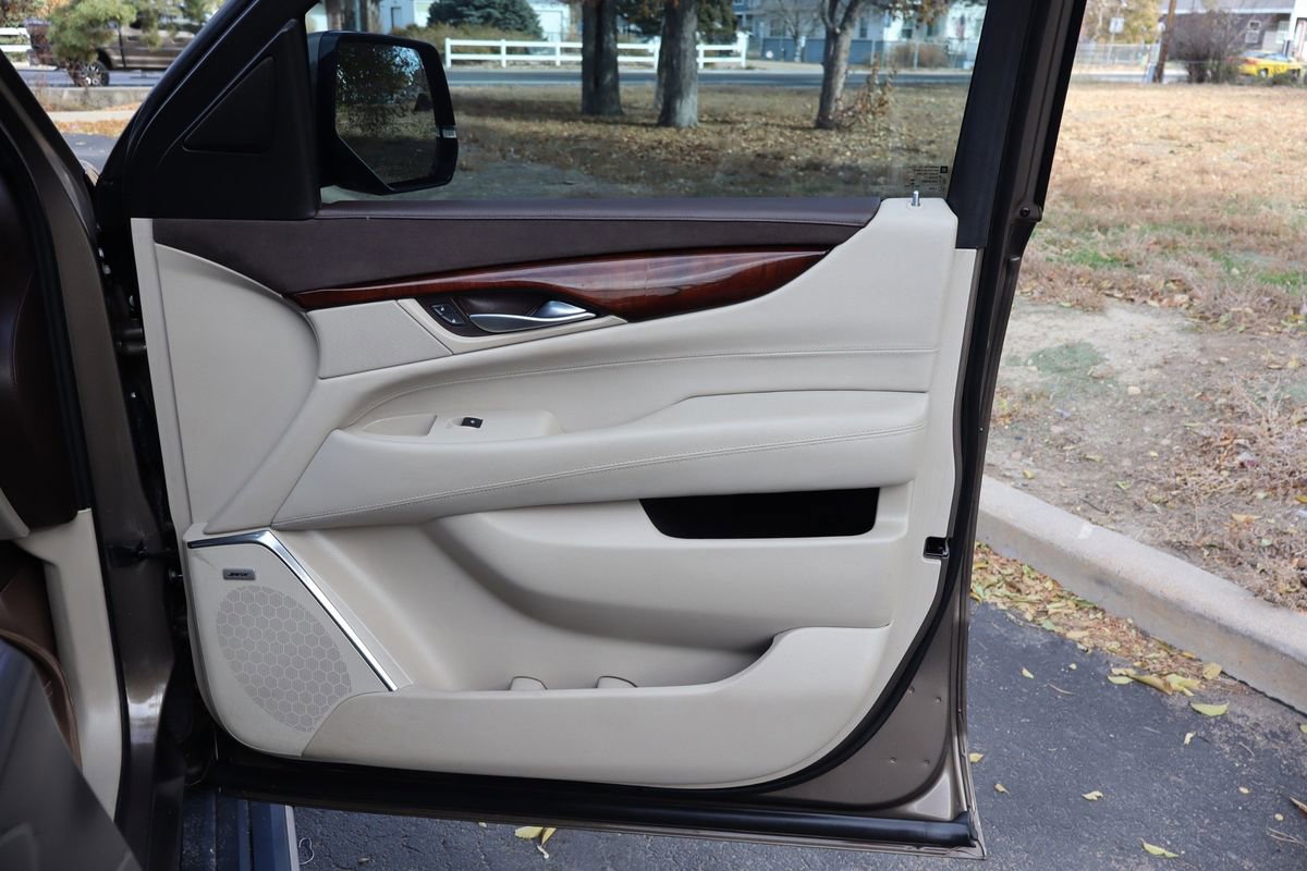 Used 2016 Cadillac Escalade ESV Premium image 28