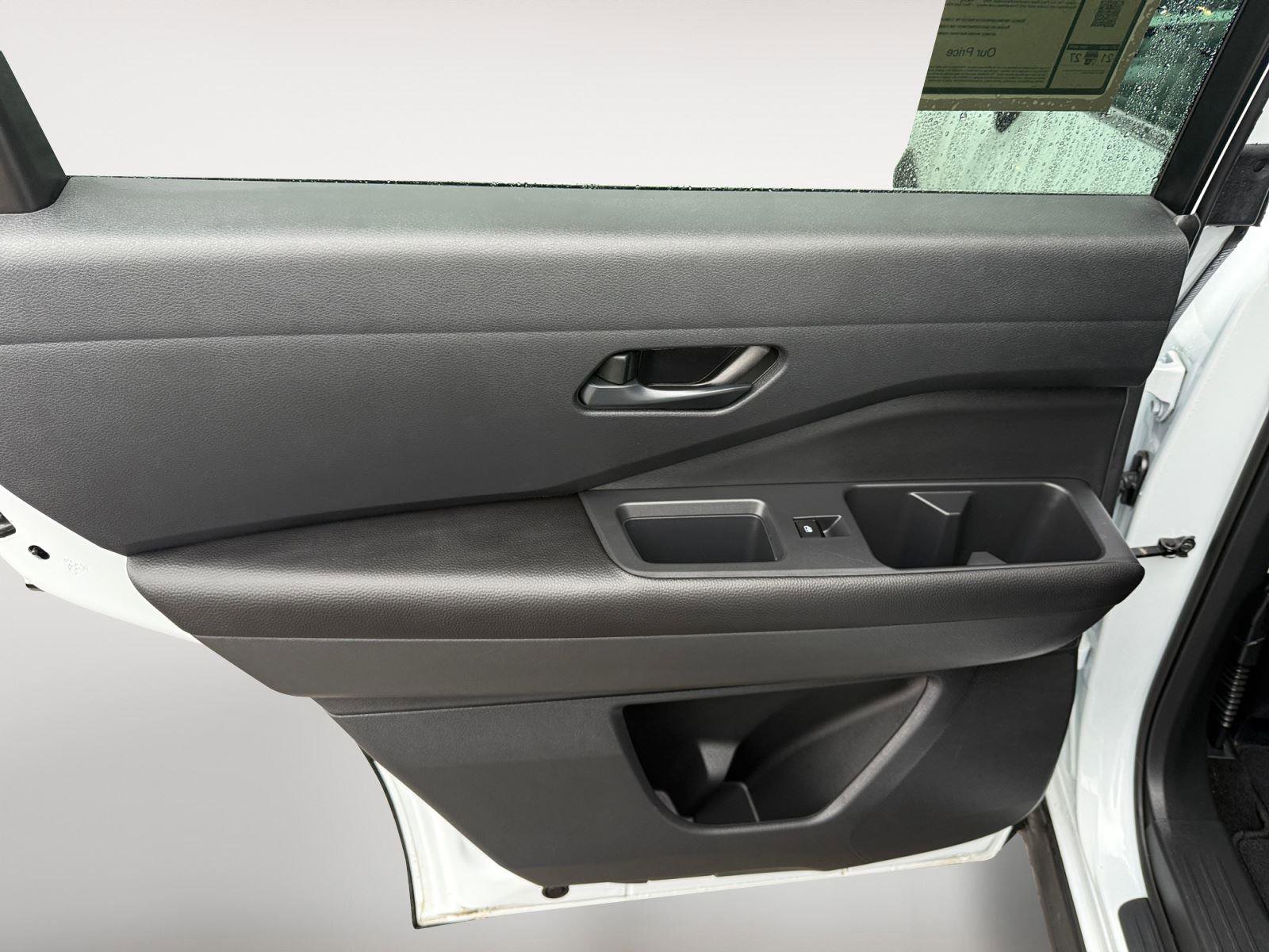 Used 2025 Nissan Pathfinder SV w/ Cargo Package image 18