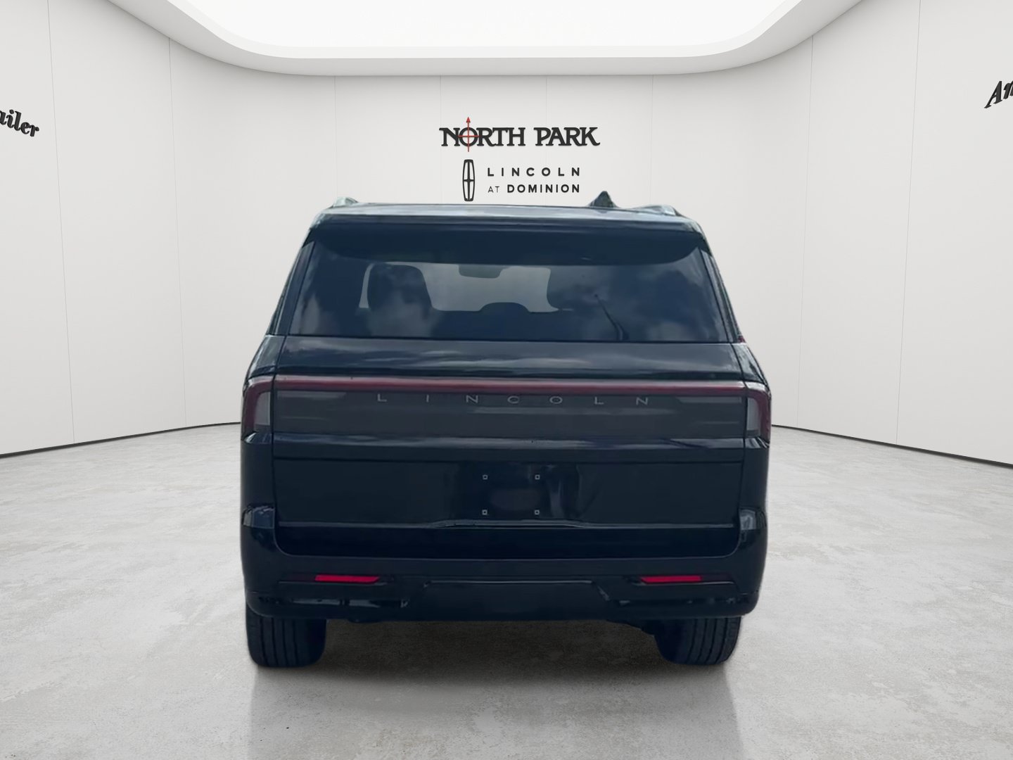 Used 2025 Lincoln Navigator Reserve AWD/4WD image 4