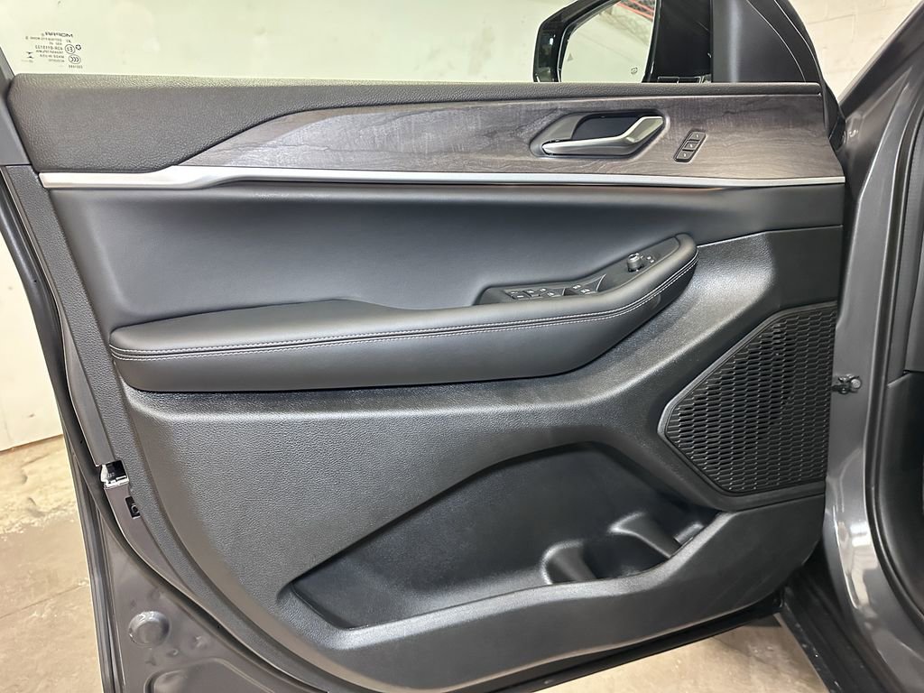 New 2025 Jeep Grand Cherokee Limited w/ Black Appearance Package image 17