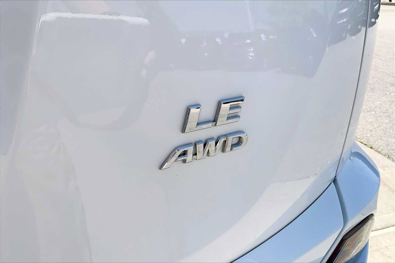 Used 2018 Toyota RAV4 LE AWD/4WD image 9