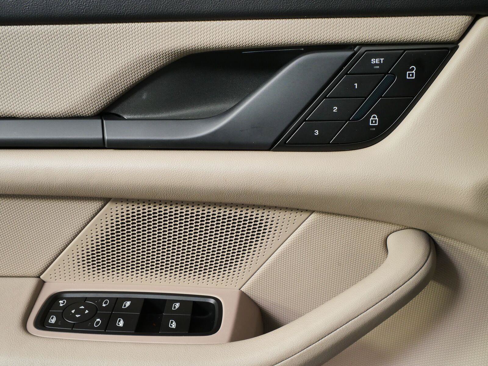 Used 2023 Porsche Taycan RWD image 8