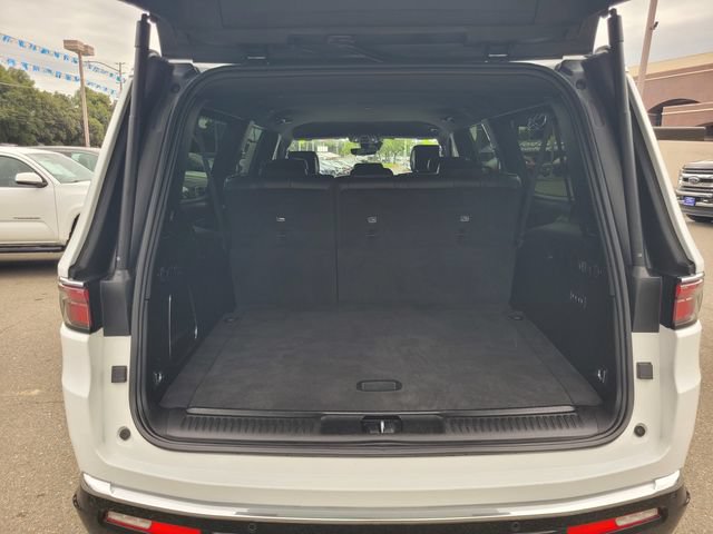Used 2023 Jeep Wagoneer L Series II AWD/4WD image 7