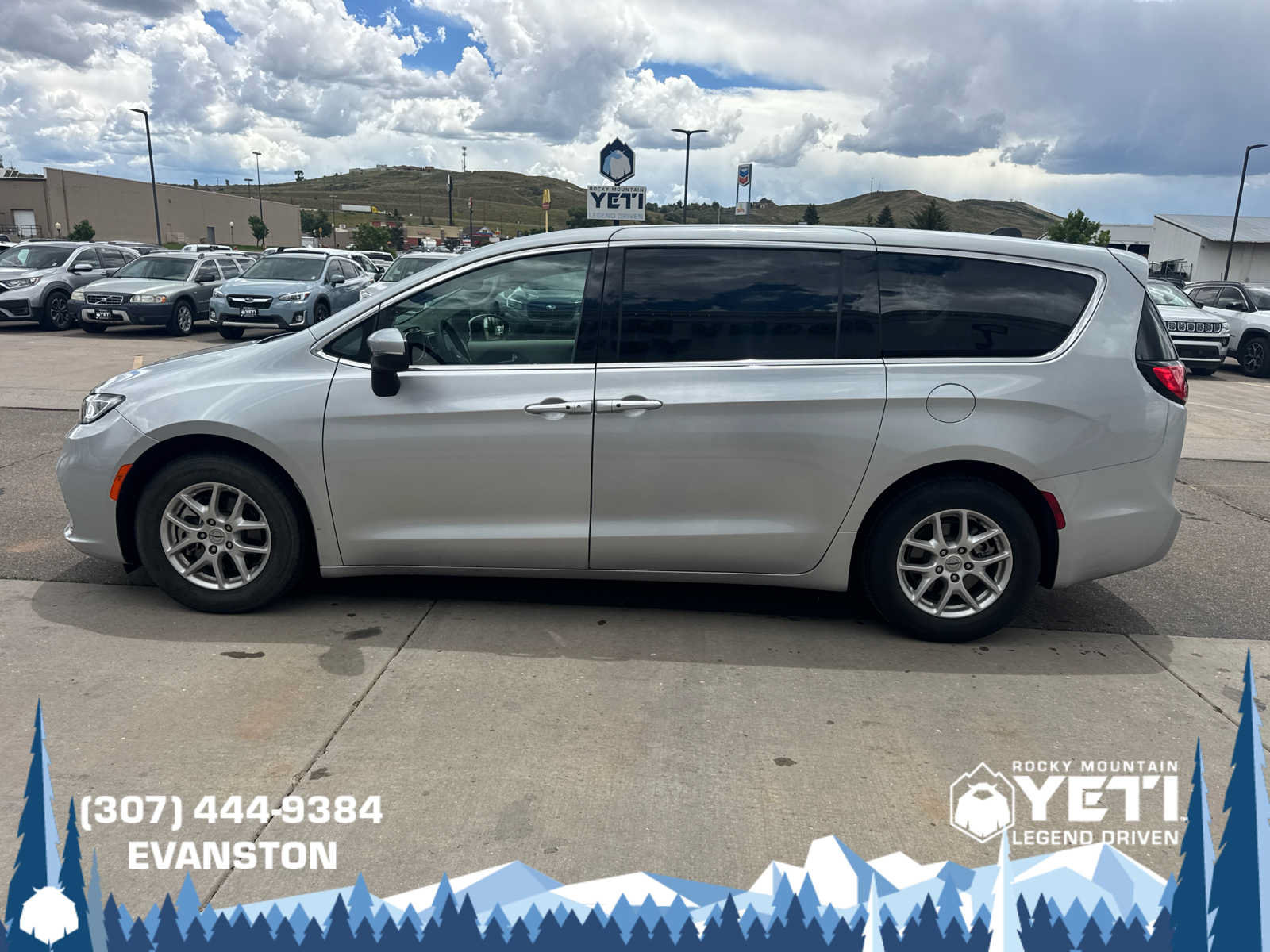 Used 2023 Chrysler Pacifica Touring-L FWD image 6