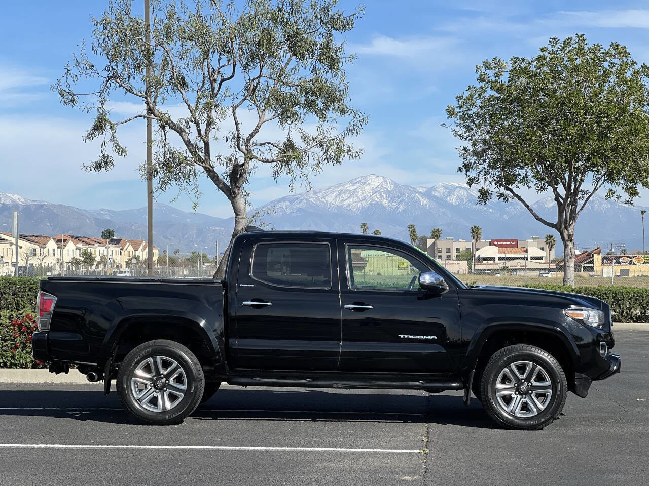 Used 2017 Toyota Tacoma Limited w/ Tow Package image 3