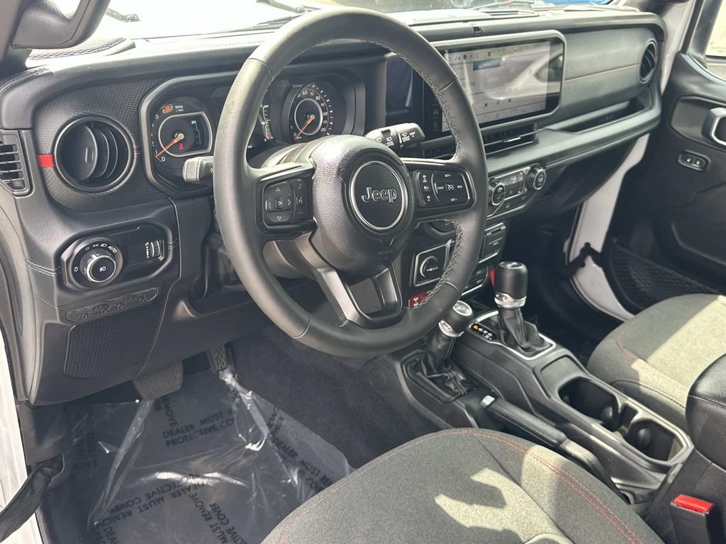 Used 2025 Jeep Wrangler Unlimited Rubicon w/ Convenience Group AWD/4WD image 2