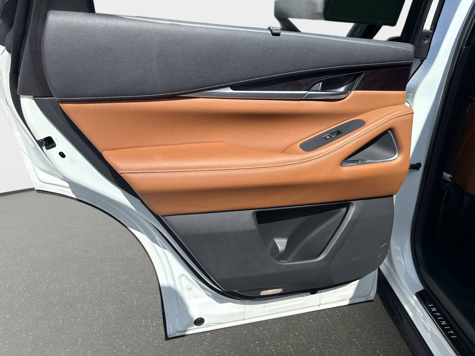 Used 2023 INFINITI QX60 Sensory w/ Cargo Package image 12